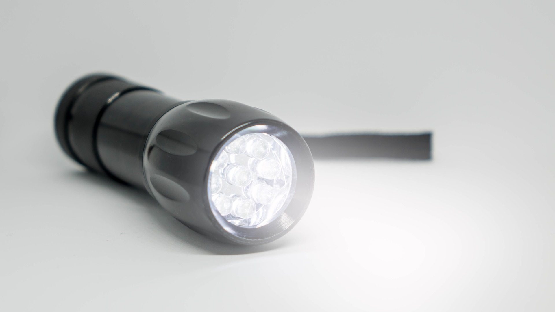 有名な 最新デザイン 超強力 ４６時間点灯 LED ハンディライト セット